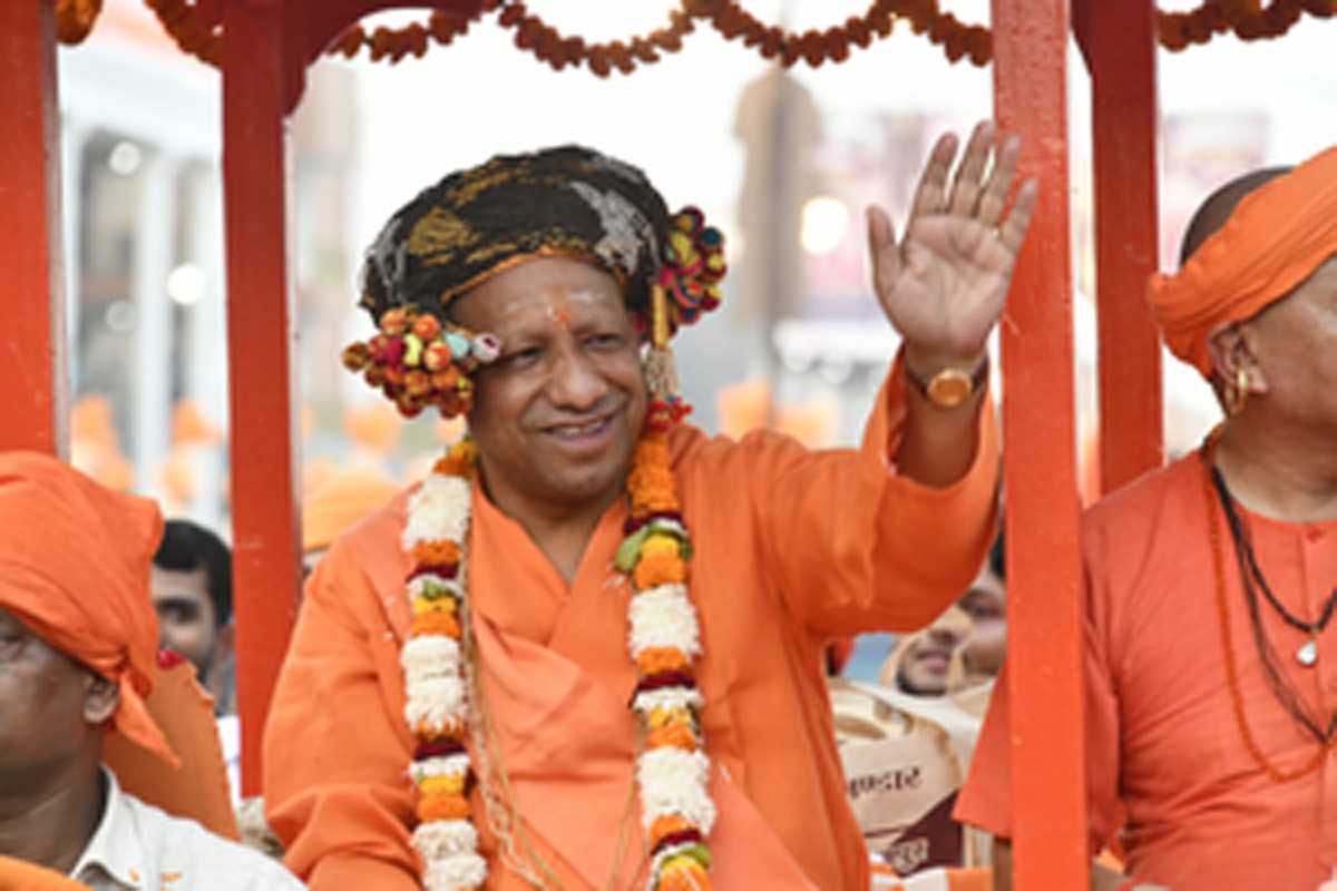 आस्था के रथ, श्रद्धा के पथ पर पूरी भव्यता से निकली गोरक्षपीठाधीश्वर की शोभायात्रा